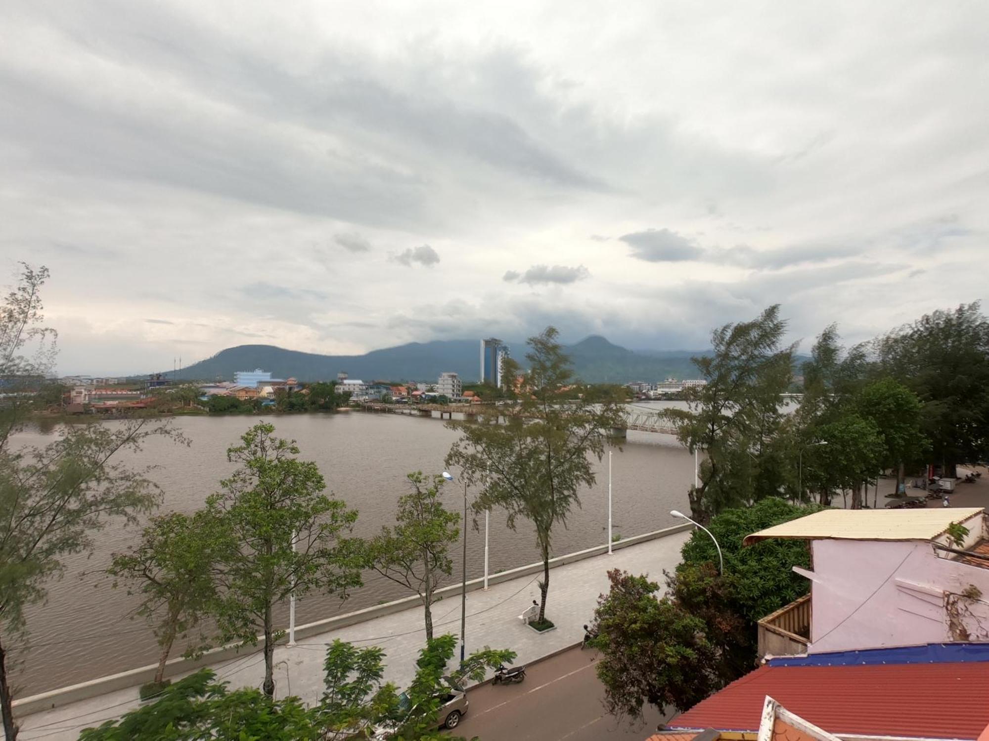 Good Morning Kampot Hotel Екстериор снимка